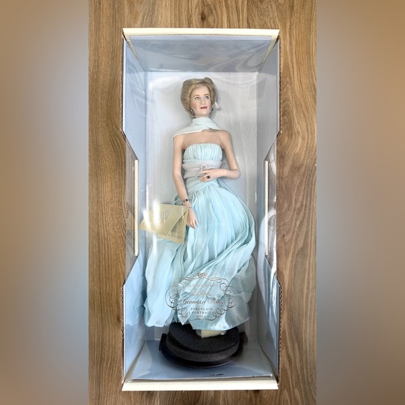 Franklin Mint Diana, Princess of Wales Porcelain Portrait Doll NEW - Picture 4 of 5